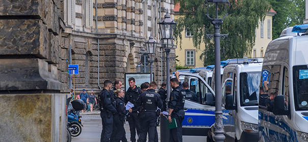 Polizei in Sachsen © shutterstock, bearbeitet by iQ.