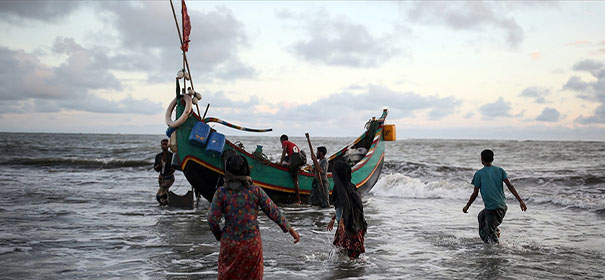 Symbolbild: Rohingya-Flüchtlinge auf dem Boot © shutterstock, bearbeitet by iQ.