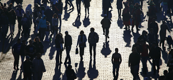 Symbolbild: Menschenmenge © shutterstock, bearbeitet by iQ.