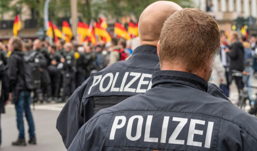 Sachsen, Rechtsextremismus bei der Polizei: Schüler wird suspendiert (c)shutterstock, bearbeitet by iQ