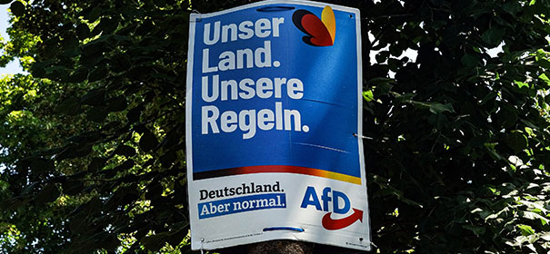 Symbolbild: Wahlplakat der AfD © shutterstock, bearbeitet by iQ.