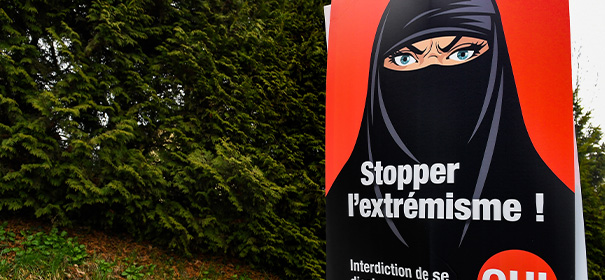 Symbolbild: Burkaverbot in der Schweiz © Shutterstock, bearbeitet by IslamiQ.