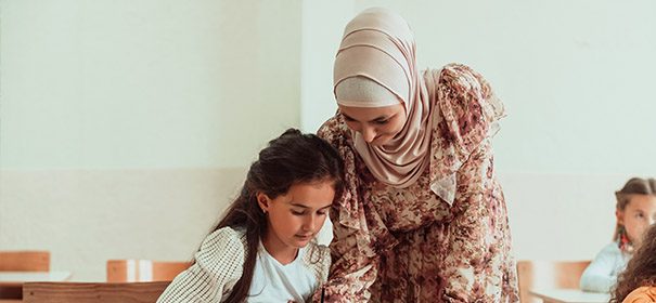 Lehrerinnen mit Kopftuch © Shutterstock, bearbeitet by IslamiQ.