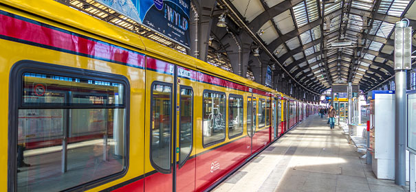 S-Bahnhof in Berlin © shutterstock, bearbeitet by iQ.