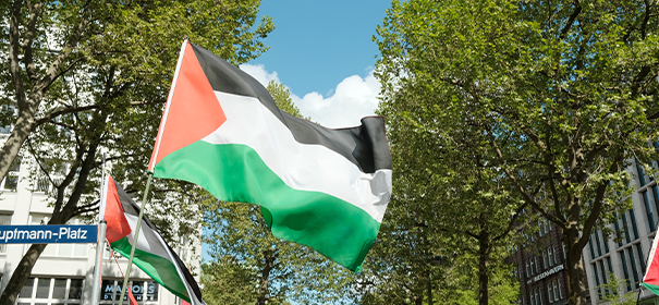 Solidarität mit Palästina in Hamburg © shutterstock, bearbeitet by islamiQ
