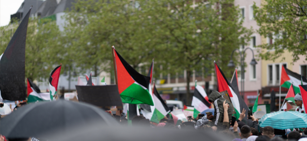 Solidarität mit Palästina in Köln © shutterstock, bearbeitet by islamiQ