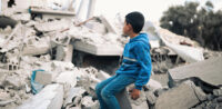 Junge im Gazastreifen © Shutterstock, bearbeitet by iQ.