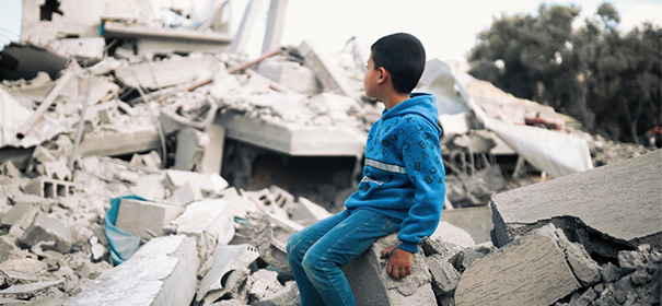 Junge im Gazastreifen © Shutterstock, bearbeitet by iQ.