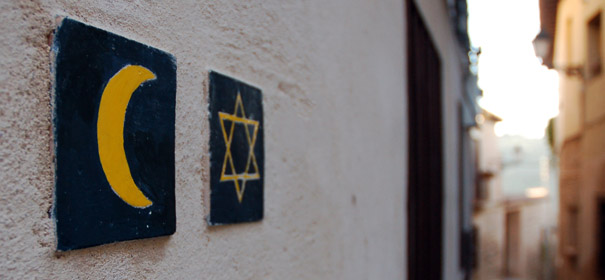 Symbolbild: Juden und Muslime © shutterstock, bearbeitet by iQ.