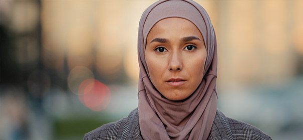 Muslimin mit Kopftuch © Shutterstock, bearbeitet by iQ.