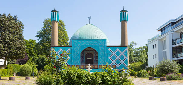 Islamisches Zentrum Hamburg (IZH) © shutterstock, bearbeitet by iQ.
