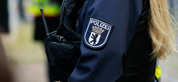 Symbolbild: Polizei in Berlin © Shutterstock, bearbeitet by iQ.