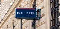 Symbolbild: Berlin, Polizei in Wien © shutterstock, bearbeitet by iQ.