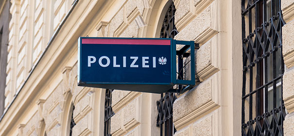 Symbolbild: Polizei in Wien © shutterstock, bearbeitet by iQ.