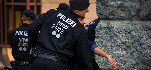 Symbolbild: Polizeikontrolle © shutterstock, bearbeitet by iQ