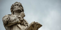 Statue von Friedrich Schiller © shutterstock, bearbeitet by islamiQ
