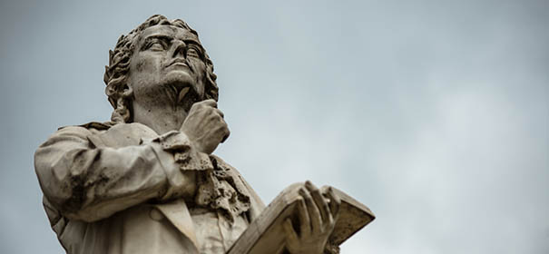 Statue von Friedrich Schiller © shutterstock, bearbeitet by islamiQ