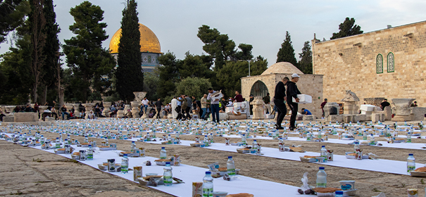 Symbolbild: Iftar © Shutterstock, bearbeitet by iQ.