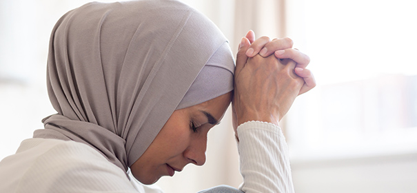 Muslimin mit Kopftuch erfährt Diskriminierung © shutterstock, bearbeitet by iQ