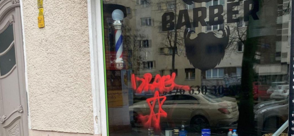 Unbekannte beschmieren Friseursalon © Instagram