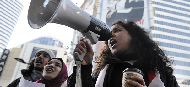Muslime demonstrieren gegen steigenden antimuslimischen Rassismus © shutterstock, bearbeitet by iQ
