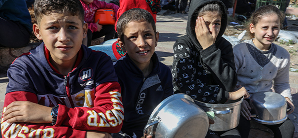 Kinder im Gazastreifen warten auf Essen © Anadolu Images, bearbeitet by iQ