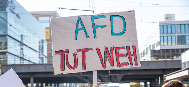 Nordrhein-Westfalen, Demo gegen Rechts © Shutterstock, bearbeitet by iQ.