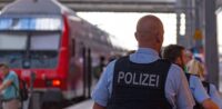 Männer beleidigen Muslimin rassistisch und reißen ihr Kopftuch