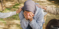 Junge Muslimin mit Kopftuch © Shutterstock, bearbeitet by IslamiQ.
