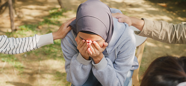 Junge Muslimin mit Kopftuch © Shutterstock, bearbeitet by IslamiQ.