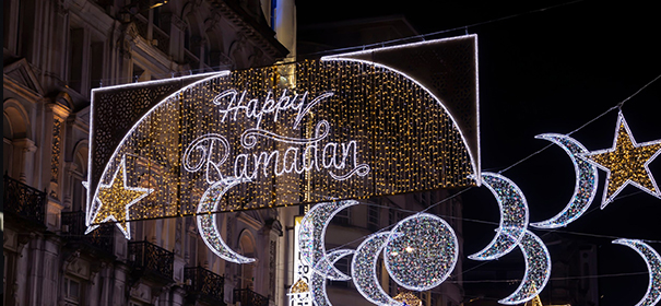 Symbolbild: Ramadan-Beleuchtung in London © shutterstock, bearbeitet by iQ