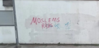 Islamfeindliche Parolen an Hauswänden in Wuppertal (c) Instagram Wuppertal Aktuell, bearbeitet by iQ