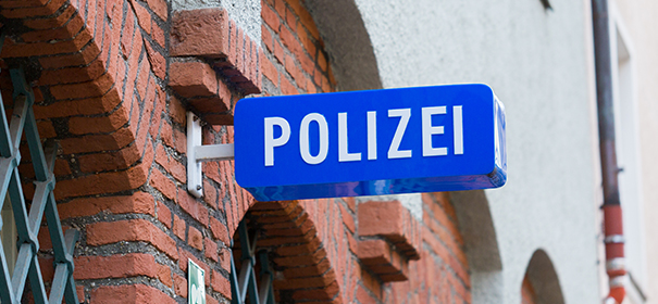 Polizei in Bayern © shutterstock, bearbeitet by iQ.