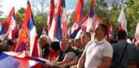 Serben protestieren gegen UN-Resolution zum Völkermord © Anadolu Ajans, bearbeitet by iQ.