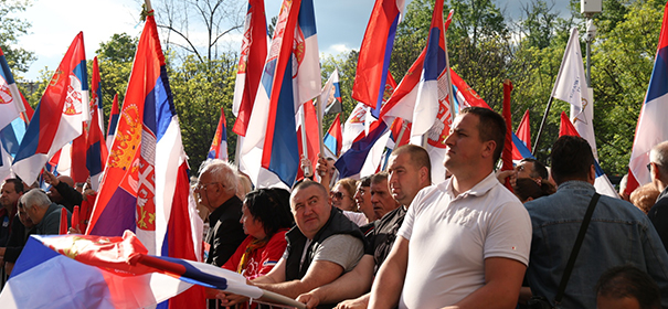 Serben protestieren gegen UN-Resolution zum Völkermord © Anadolu Ajans, bearbeitet by iQ.