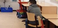 Schüler muss Unterricht mit Rücken zur Klasse verfolgen