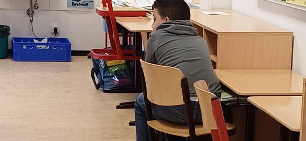 Schüler muss Unterricht mit Rücken zur Klasse verfolgen