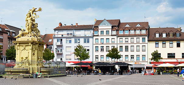 Symbolbild: Marktplatz in Mannheim © shutterstock, bearbeitet by iQ