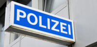 Muslimin mit Kopftuch wird angegriffen
