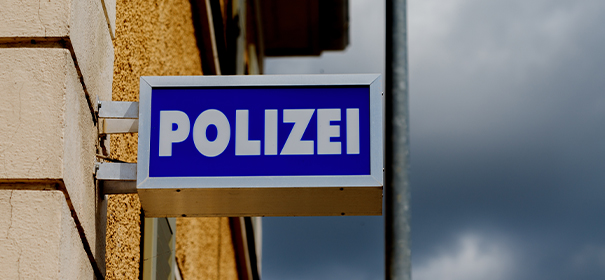 Symbolbild: Polizei in Rostock © Shutterstock, bearbeitet by iQ.