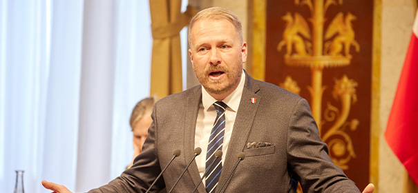 Markus Leinfellner tätigt Schweinefleisch-Aussage © Parlamentsdirektion/Thomas Topf