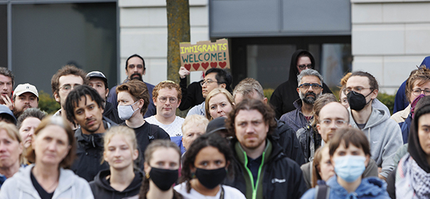 Gegendemonstrationen gegen Rechte Randale © Anadolu Images, bearbeitet by iQ.