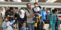Symbolbild: Flüchtlinge aus Syrien kommen in Deutschland © shutterstock, bearbeitet by iQ.