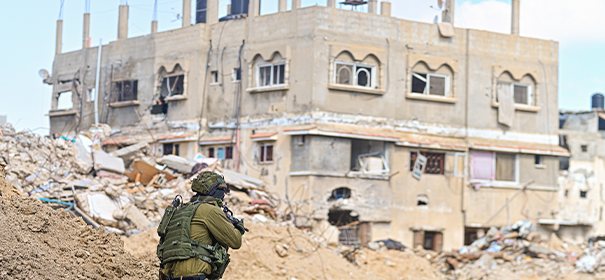 Israelischer Soldat im Gazastreifen © shutterstock, bearbeitet by iQ.