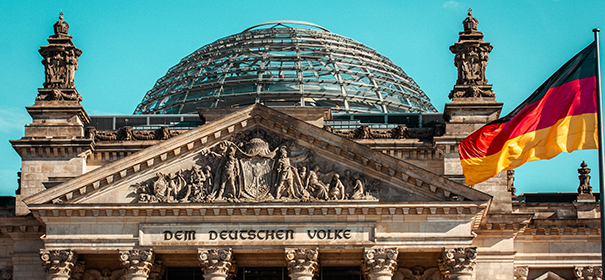 Bundestag © shutterstock, bearbeitet by IslamiQ.