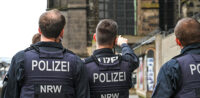 Symbolbild: Polizei © shutterstock, bearbeitet by IslamiQ.