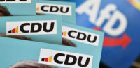 Symbolbild: AfD zieht in Umfrage erstmals mit Union gleich © shutterstock, bearbeitet by iQ.
