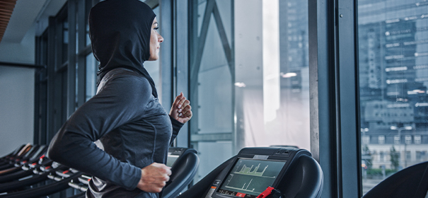 Muslimin im Fitnessstudio © shutterstock, bearbeitet by iQ.