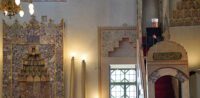 Symbolbild: Freitagspredigt und Minbar © Shutterstock, bearbeitet by iQ.