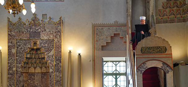 Symbolbild: Freitagspredigt und Minbar © Shutterstock, bearbeitet by iQ.